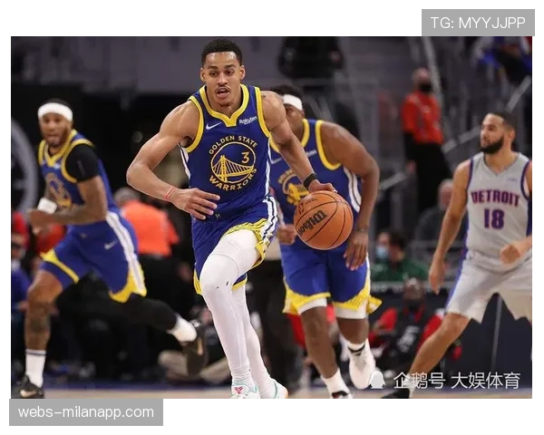 勇士格林在一次成功防守后，向场边解说席展示数据统计表